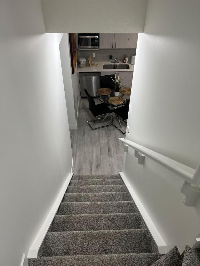 Beautiful 2 Bedroom Home Away From Home Calgary Zewnętrze zdjęcie
